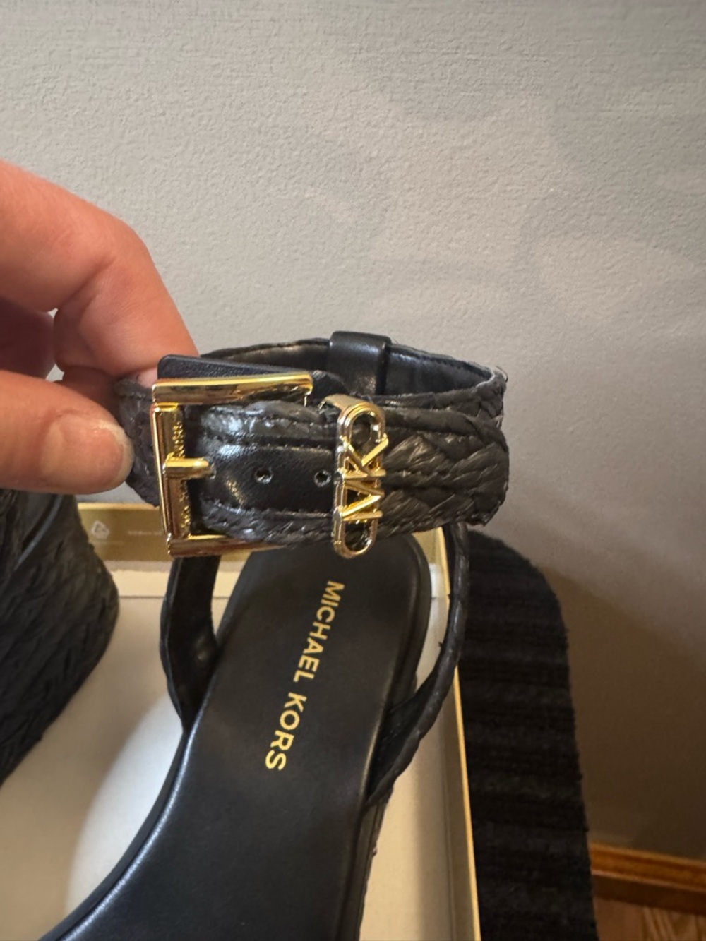 Women’s Michael Kor’s Sandra Sandal in Black size 6 - Picture 3 of 7